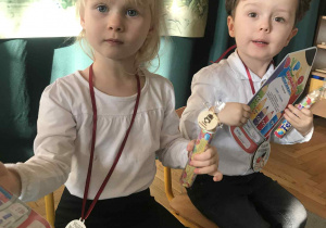 Dzieci tuż po pasowaniu z upominkami