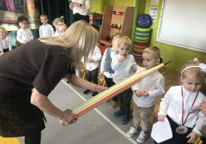 Pani Dyrektor pasuję dzieci na przedszkolaka