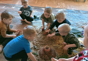 Dzieci bawią się piaskiem