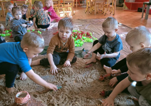 Dzieci szukają dinozaurów