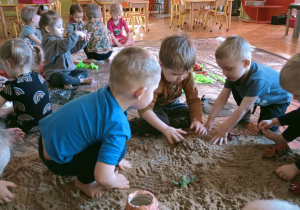 Dzieci bawią się w piasku