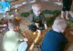 Dzieci bawią się w piasku