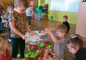 Dzieci bawią się piankoliną