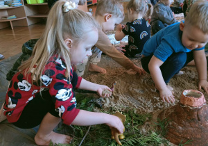 Dzieci dotykają gałązek