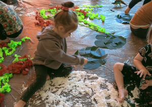 Dzieci bawią się piankoliną