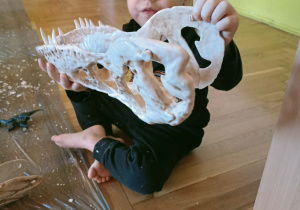 Dzieci zapoznają się z wyglądem kości dinozaurów