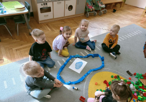 Dzieci układają chmurkę z klocków