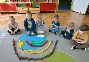 Dzieci ułożyły tęcze z klocków