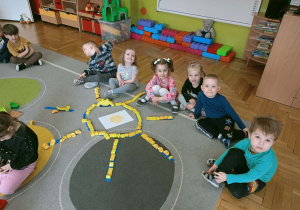 dzieci ułożyły słońce z klocków