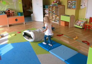 Dziewczynka ćwiczy czołganie