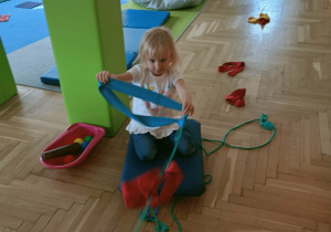 Przeciąganie liny i odwiązywanie szarf