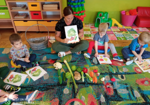 Dzieci wymieniaja zielone warzywa z obrazka