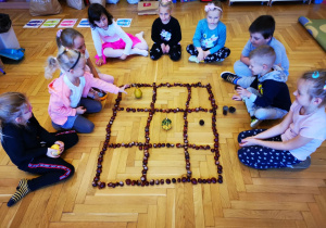 Dzieci grają w "kółko i krzyżyk"