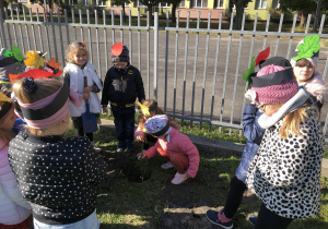 Dzieci sadzą małe drzewko