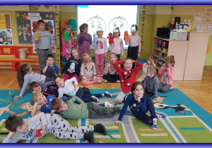 Dzieci z Lisków siedzą i pokazują radość