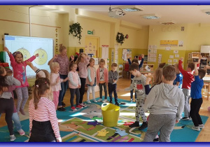 Dzieci z Lisków podskakując pokazują radość