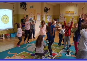 Dzieci z Lisków stojąc pokazują radość