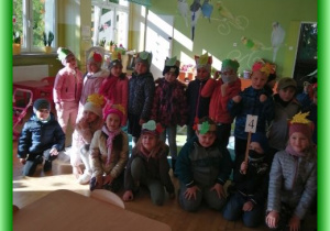 Dzieci w sali w opaskach z kolorowych liści
